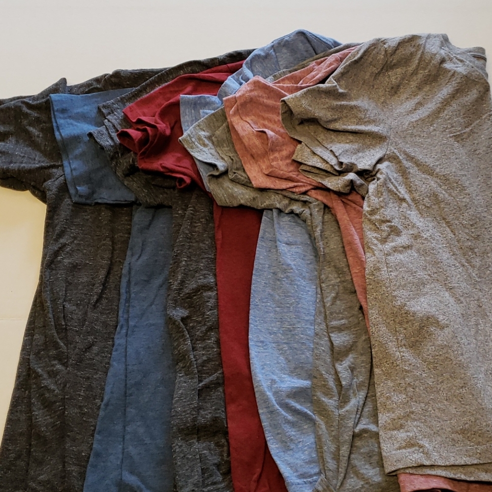 Lot of 7 Mens graphic Tees and 1 old Navy V Neck